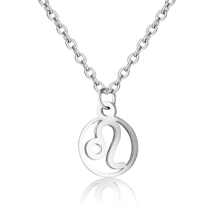 Vue détaillée du pendentif signe Lion en argent avec design circulaire ajouré et chaîne