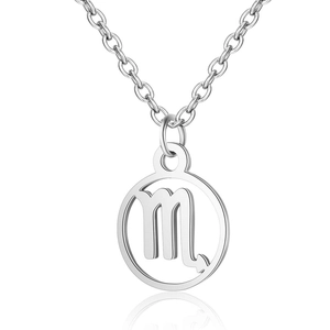 Gros plan détaillé du pendentif signe du zodiaque Scorpion en argent poli brillant