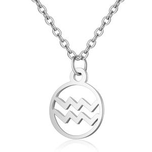Vue détaillée du collier Verseau en argent avec pendentif circulaire ajouré à ondes