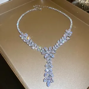 Parure collier fleur argentée avec cristaux marquise et longues franges élégantes