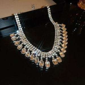 Silberne Quastenkette mit Zirkonia-Blumen und Schmetterling für elegante Anlässe