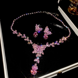 Halskette und Ohrringe Set mit rosa Zirkonia-Schmetterling und Tropfen in einer Geschenkbox