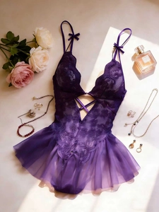 Detail von lila Spitzen-Body mit Kreuzgurten und transparentem Mesh-Rock-Saum