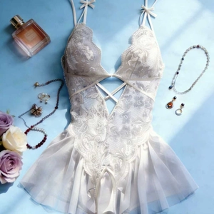 Eleganter weißer Spitzen-Body mit Trägern und Netzrock auf hellblauem Hintergrund-Design