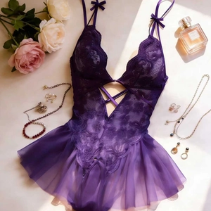 Dunkelviolettes Spitzen-Body-Lingerie mit Blumenstickerei und Netzrock in Flachlegung