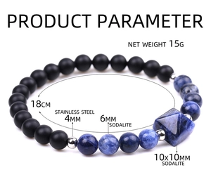 Dettaglio di perline sodalite 6mm e cubo di pietra 10mm su bracciale in acciaio inox
