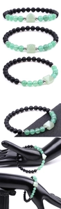 Dettaglio del bracciale di perle da 6mm con pietra a piramide verde e perline nere opache