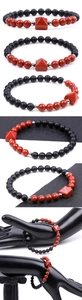 Dettaglio del bracciale con perle da 6mm in occhio di tigre, ametista e pietra a piramide