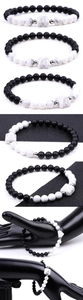 Dettaglio del bracciale da 6mm in occhio di tigre e ametista con perla a piramide