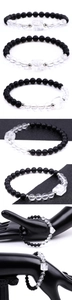 Dettaglio del bracciale di perle di onice nero opaco e cristallo da 6mm sul polso