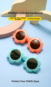 Détail de lunettes de soleil mignonnes en forme de fleur pour enfants orange et vert