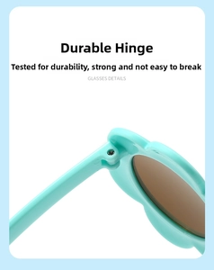 Détail de la charnière métallique sur des lunettes de soleil enfant vert menthe