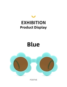 Vue de face de lunettes de soleil fleurs bleu menthe pour enfants avec verres bruns