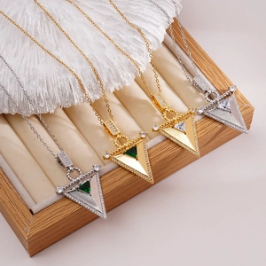 Collier Pendentif Bouclier Géométrique à la Mode pour Femmes Cuivre Incrusté de Zirconia Luxe Tendance Commuter Choker Bijoux Cadeau