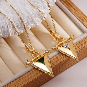 Colliers dorés élégants avec pendentifs triangles en zircon vert et blanc dans un écrin