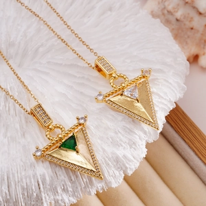 Collier avec pendentif cône triangulaire géométrique en zircone dorée pour femme