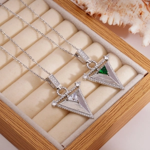 Collier en V minimaliste avec pendentifs triangulaires en zircon vert et blanc en argent