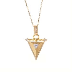 Collier élégant avec pendentif triangle doré et sertissage micro-pave en zircone