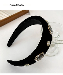 Nahaufnahme des schwarzen Samt-Stirnbands mit eleganten Perlen und Vintage-Edelsteinen