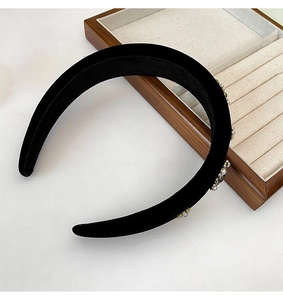 Detail eines schwarzen Samtstirnbands mit Verzierungen aus Perlen und Edelsteinen