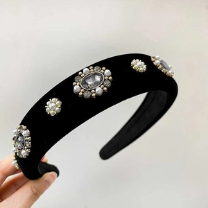 Schwarzes Samt-Haarband mit Strass und Perlen für einen luxuriösen Vintage-Stil Look