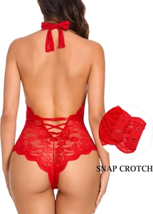 Détail du body en dentelle rouge montrant la fermeture à boutons-pression à l'entrejambe
