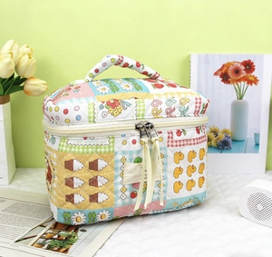 Βαμβακερό νεσεσέρ με καπιτονέ σχέδιο patchwork με κινούμενα σχέδια και λαβή