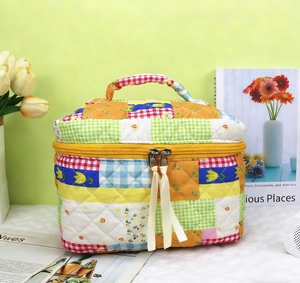 Patchwork καπιτονέ βαμβακερό νεσεσέρ με φλοράλ σχέδια και βολική λαβή στο πάνω μέρος