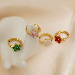 Set de quatre créoles en acier inoxydable plaqué or 18K avec fleurs en zircon coloré