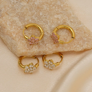 Boucles d'oreilles flocon en acier doré avec cristaux de zircone roses et transparents