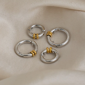 Créoles bicolores minimalistes en acier inoxydable poli argent et placage en or 18 carats