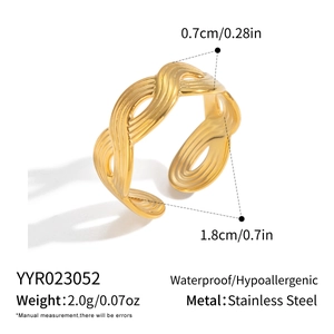Technical drawing of a 18K gold-plated wavy ring showing 1.8cm diameter and weight details