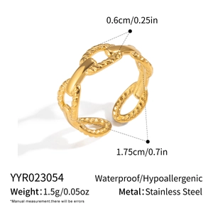 Macro detail of 18K gold stainless steel chain ring showing weight and 0.6cm width
