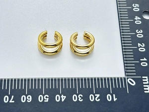Size measurement of double-layer gold ear cuff showing diameter with a metal ruler