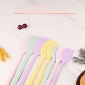 Three-piece food-grade silicone spatula set with strong metal core for baking