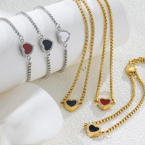 Adjustable heart charm bracelet in gold and silver with zircon stones and pearl shell inlay