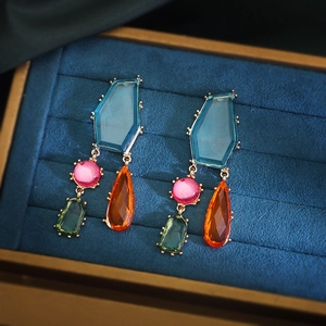 Vue détaillée de boucles d'oreilles géométriques en cristal avec sertissage doré