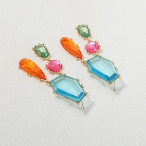 Détails de boucles d'oreilles bohèmes géométriques avec cristaux colorés et métal doré