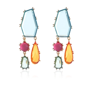 Boucles d'oreilles pendantes géométriques colorées avec cristaux et monture dorée chic