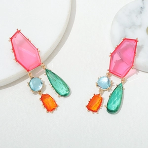 Boucles d'oreilles géométriques colorées avec pierres en résine sur cadre doré