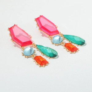 Détail macro de boucles d'oreilles géométriques en cristal avec alliage doré