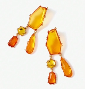 Vue détaillée de boucles d'oreilles géométriques en résine ambre avec placage d'or chic