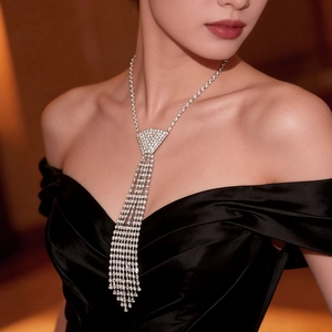 Collier cravate argenté scintillant avec strass pour des soirées élégantes et chics