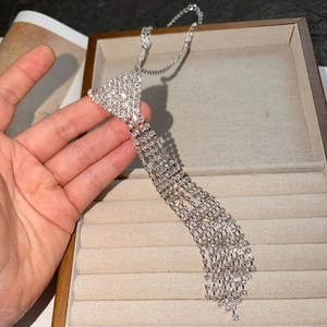 Collier ras du cou style cravate en strass avec de longs glands scintillants