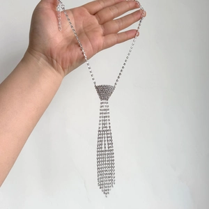 Détail macro du collier cravate orné de strass argentés scintillants pour femme