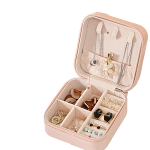 Portagioie minimalista in pelle rosa con scomparti multipli per anelli e collane da donna