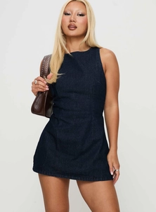 Gros plan sur robe courte sans manches en denim bleu foncé à col montant et coupe en A
