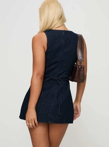Détail du laçage ajustable au dos d'une mini robe en jean sans manches bleu foncé