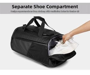 Detail des seitlichen Schuhfachs an einer wasserdichten schwarzen Sport- und Reisetasche