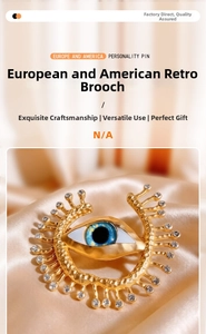 Detailansicht der Evil Eye Brosche mit Vintage-Gold-Finish und weißen Kristallen auf Seide